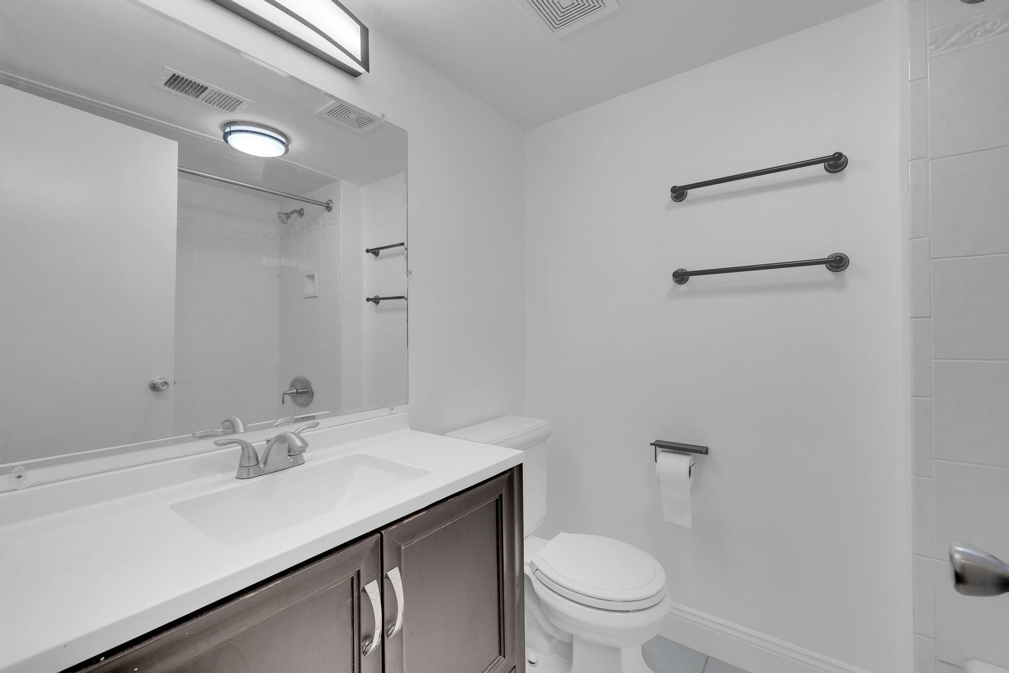 Stylish bathroom featuring updated fixtures and a clean, contemporary design. - 3320 Richmond Ct