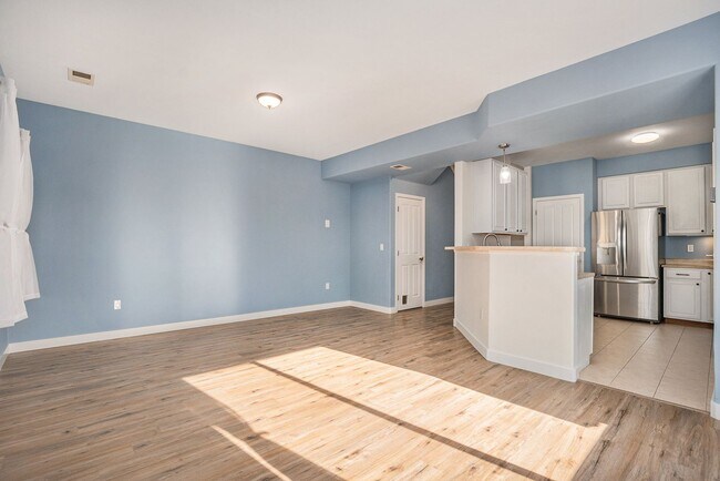 Building Photo - Available NOW!  2 Bedroom 2 Bath Beautiful Townhome