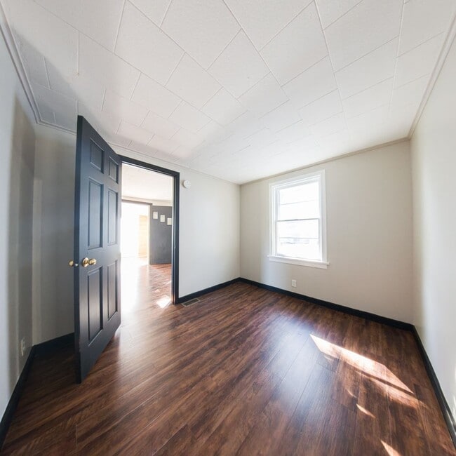 Building Photo - 2 Bedroom 1 Bath 1 Stall Garage For Rent