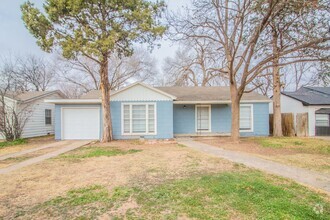 Building Photo - Spacious 3 bedroom