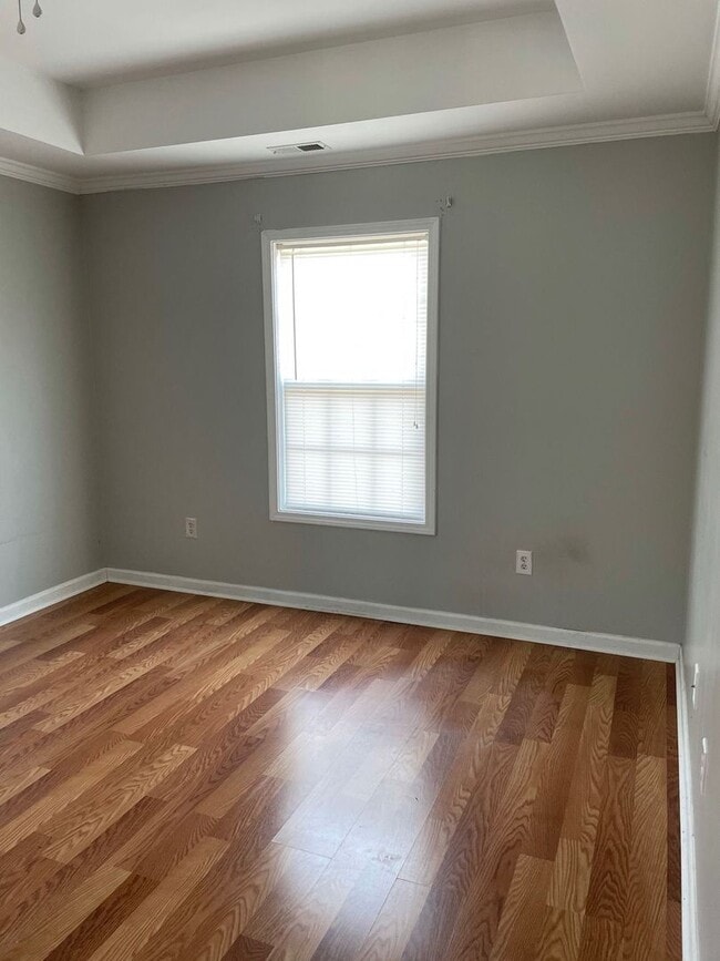 Building Photo - SPECIAL! 3 Bedroom Home w/ Yard and No HOA - Half off 2nd month rent