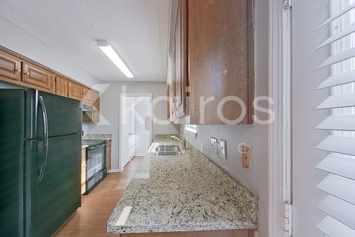 Building Photo - 832 Courtenay Pl