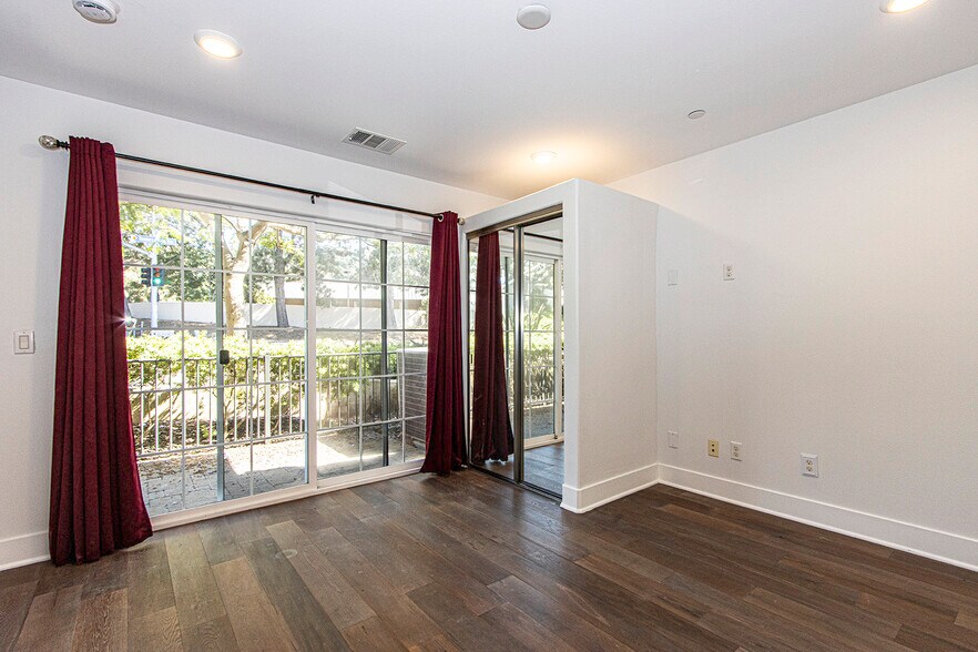 Bedroom 1st Floor - 2400 Torrey Pines Rd