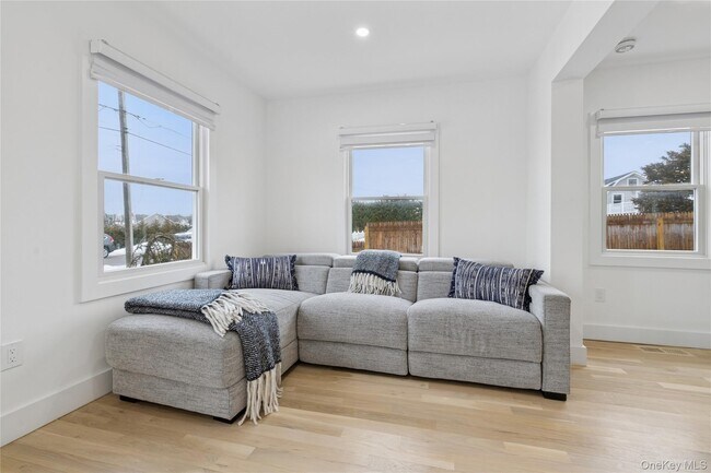 Building Photo - 10 Sagamore Rd