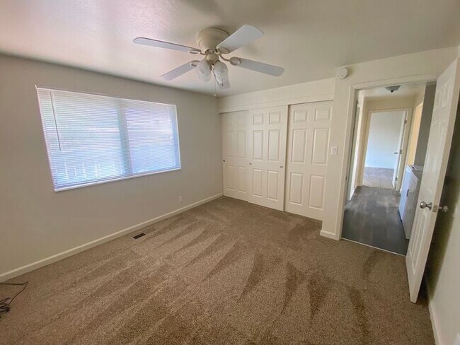 Building Photo - Charming Sparks Duplex - Yard/Garage/Centr...