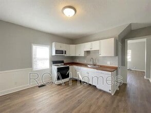 Building Photo - 453 S Keystone Ave