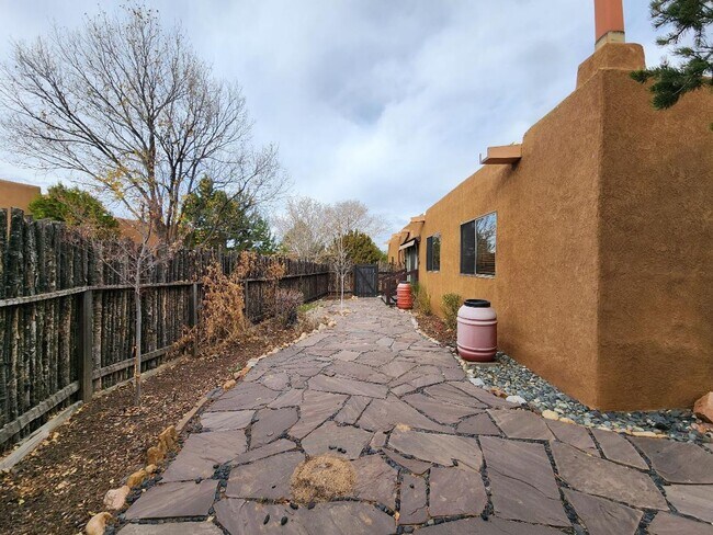 Building Photo - 246 Loma Entrada