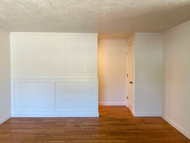 Building Photo - 1274 E Santiam St