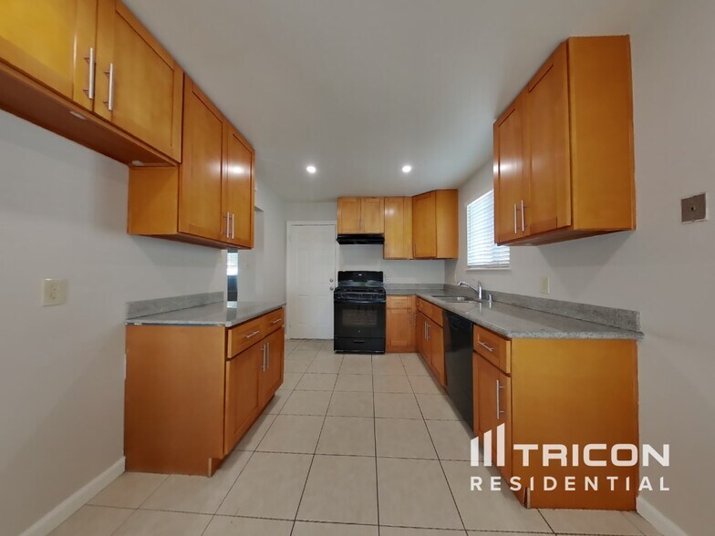 Building Photo - 2749 El Rey St