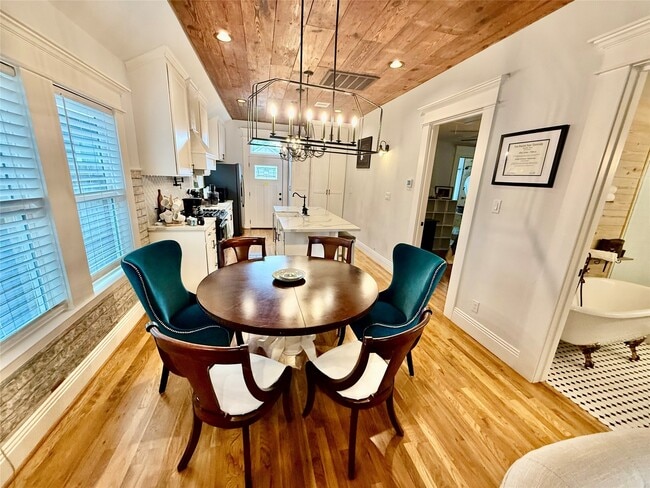 Building Photo - 1406 Edwards St