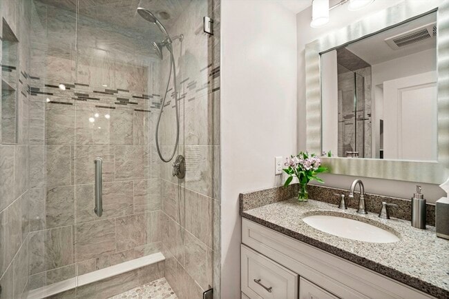 Building Photo - 16 Follen St