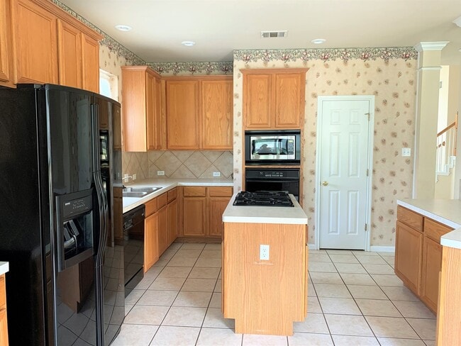 Building Photo - Two story home on large lot in the Ridge a...