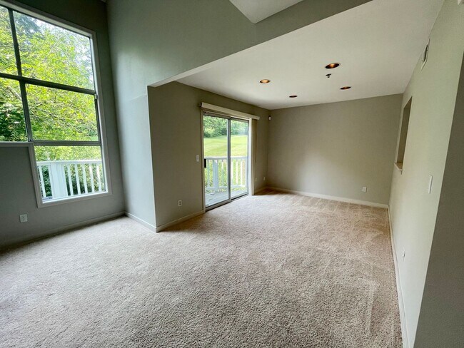 Building Photo - Kenmore Townhouse at Canterbury