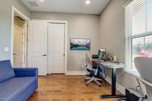 Building Photo - 10613 White Oak Dr