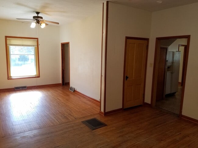 Building Photo - 5 Bedroom House in Cedar Falls