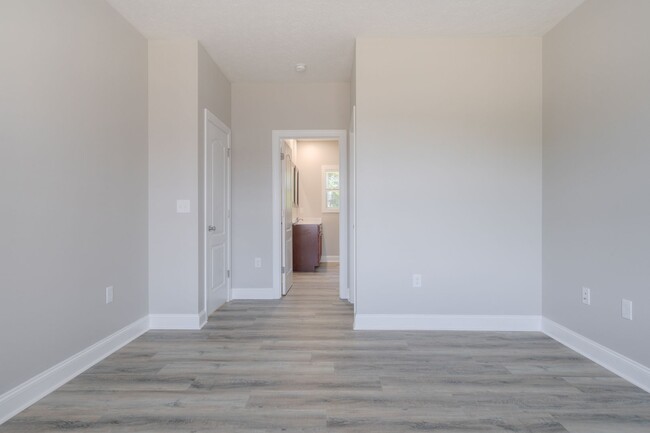 Building Photo - Oak Tree Townhome|3 bed, 2 bath| July 14th