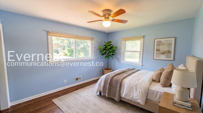 Building Photo - 3 Bed/2 Bath Home with Fenced Yard & Garage / Pet-Friendly / Available Now!