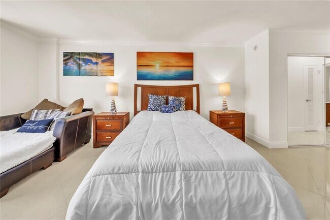 Building Photo - 3725 S Ocean Dr
