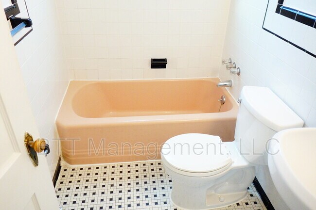 Building Photo - 812 Greenwood Cir