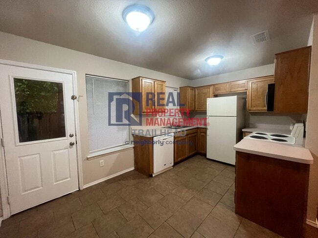Building Photo - Welcoming - 3 Bed/2 Bath - Move In Ready!