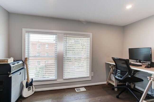 Building Photo - Trinidad Rowhome | 2 Bed | 1 Bath | 800 Sf | Large Fenced-In Front Porch & Fenced-in Backyard | 2...