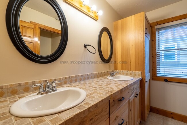 Building Photo - Looking for Air Conditioning? - 4 Bed 2.5 Bath upgraded townhome