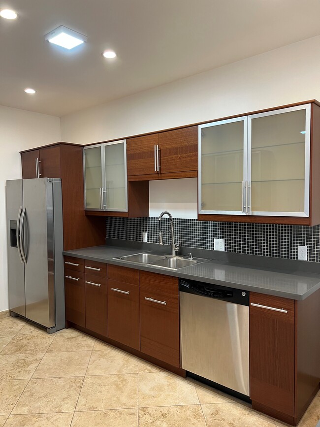 kitchen w/ stainless steel appliances - 455 N Spaulding Ave