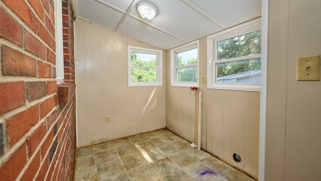 Building Photo - Near the Nashville Airport: 2BR, 1BA house...