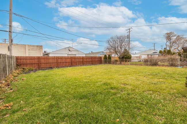 Building Photo - 4412 N Wesley Terrace