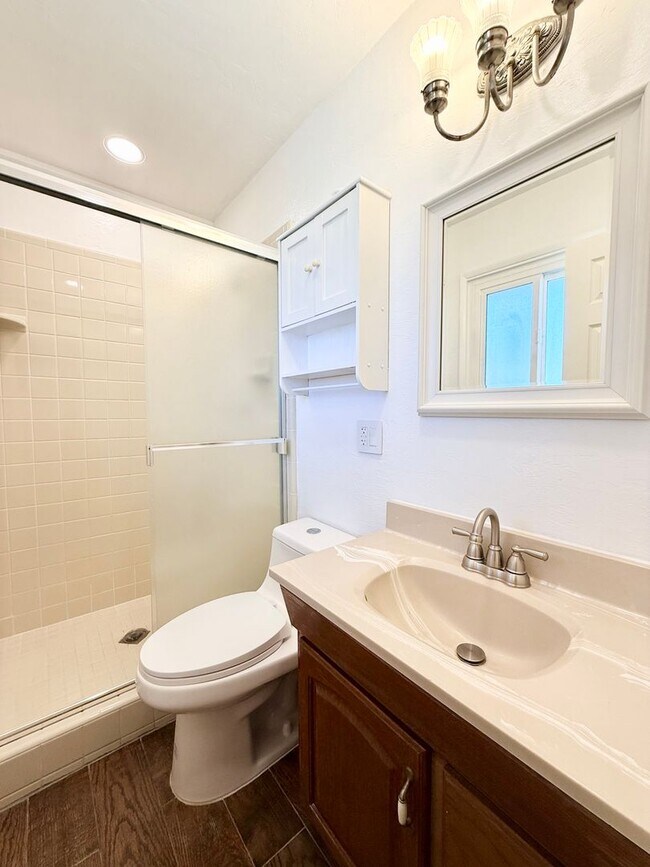 Building Photo - Luxury 1 Bedroom 1 Bathroom Available Now!