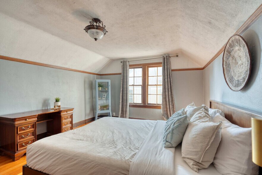 Building Photo - 3565 NE Broadway