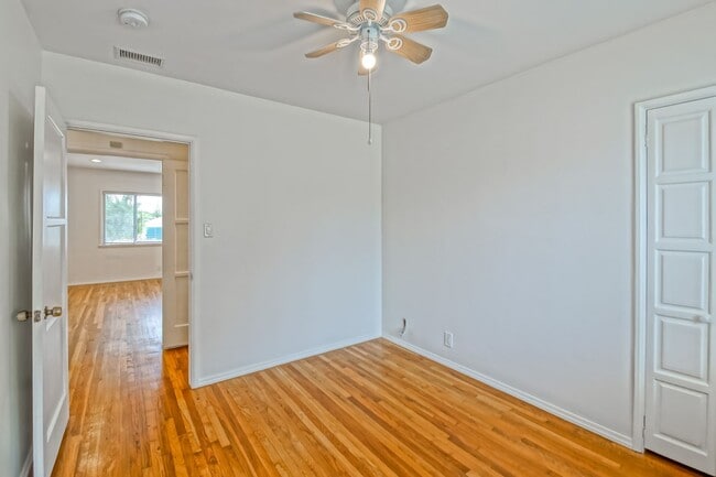 Building Photo - Bright & Charming, Single Story 3BR2BA Home w/ Large Front Yard, Huge Fenced Rear Yard w/ Large D...