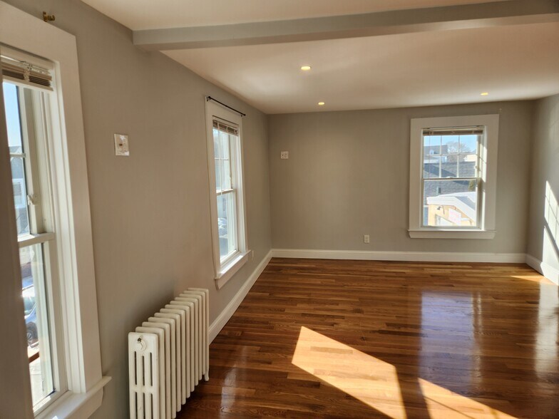 Building Photo - 17 Roundy St