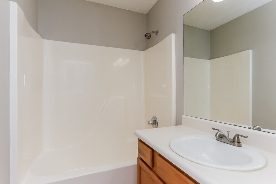 Building Photo - 7470 Royale Ct