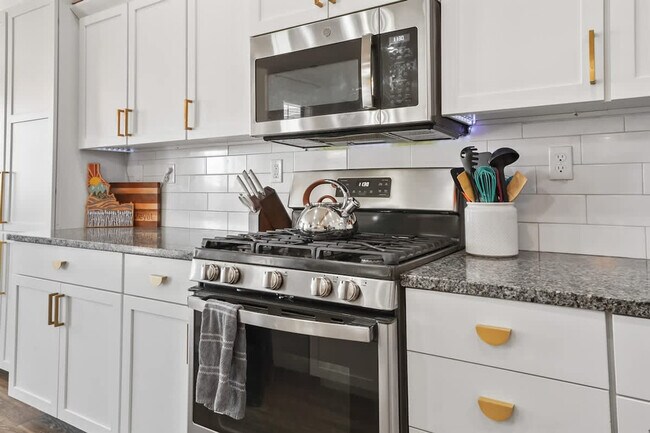 Building Photo - 304 Cliff Swallow Ave