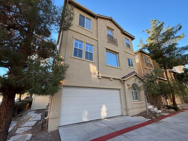 Building Photo - Beautiful Trilevel 3 Bed/3bath/2 car home located in Northwest Las Vegas --Enjoy Rent-Free Holidays!