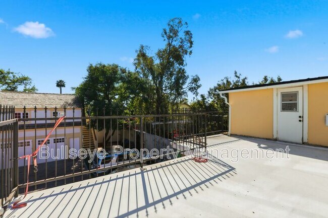 Building Photo - 525 W Lynwood St