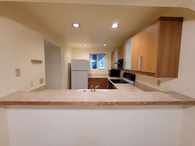 Building Photo - Top-Floor Condo near Bellevue Downtown