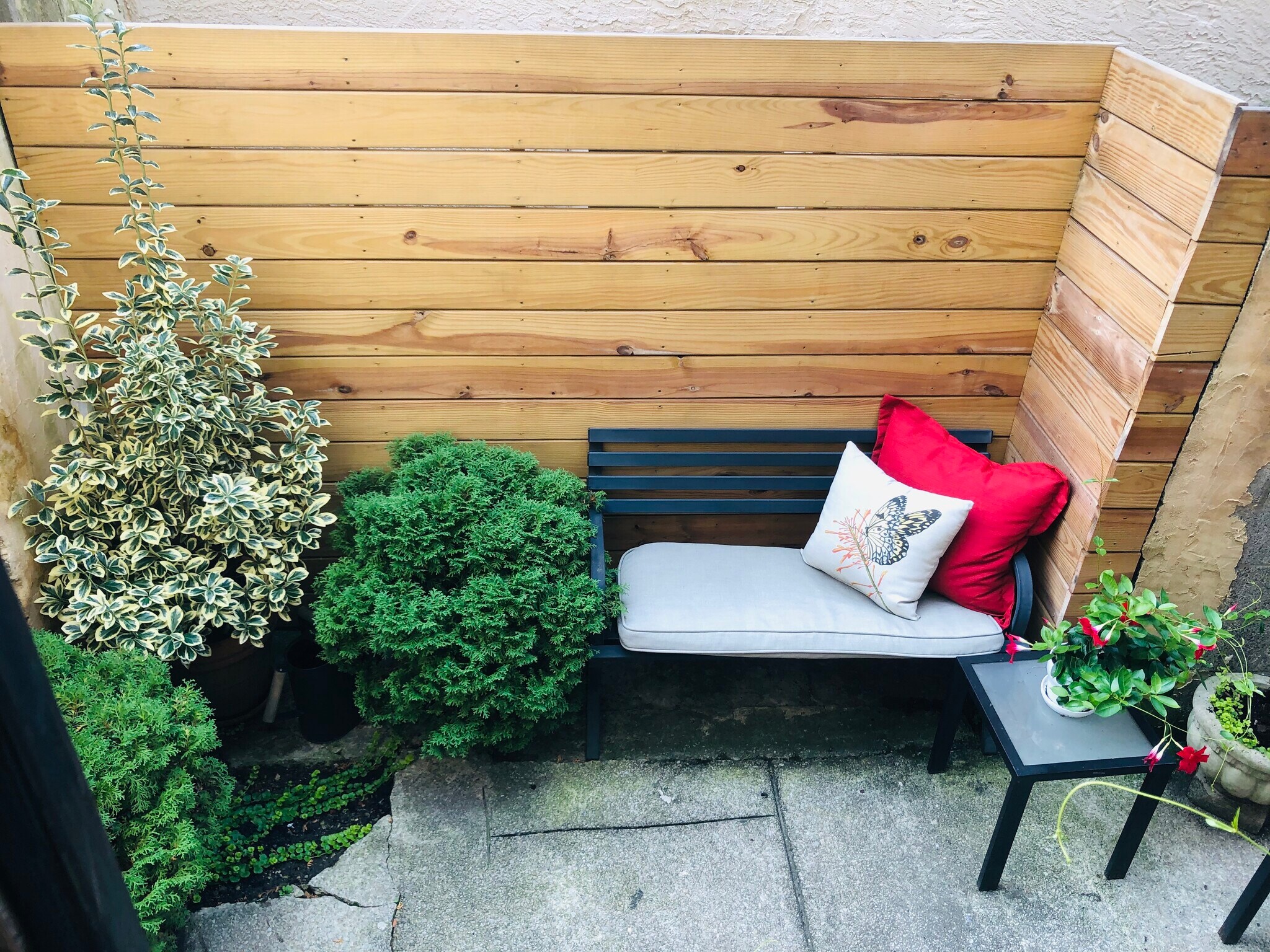 Outdoor seating area - 330 Pemberton St