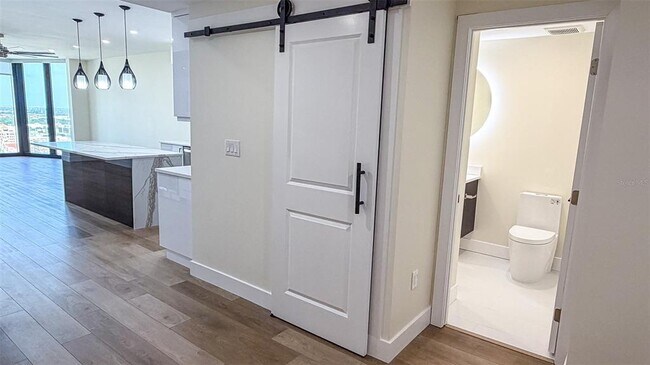 Building Photo - 1 Beach Dr SE