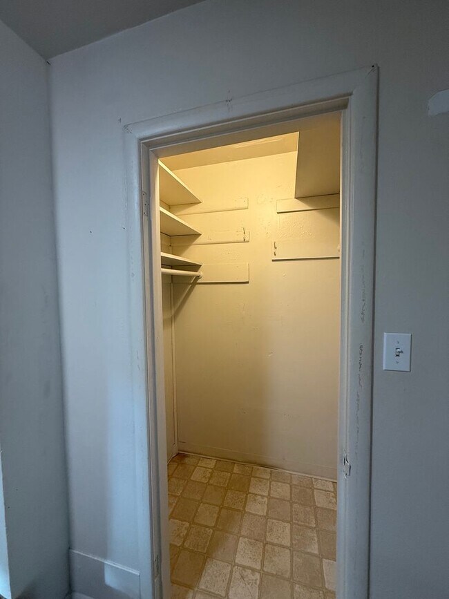 Building Photo - Large Home steps from UCD!-December Rent Free