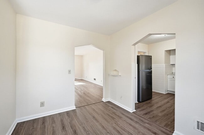 Building Photo - Charming Covedale Duplex