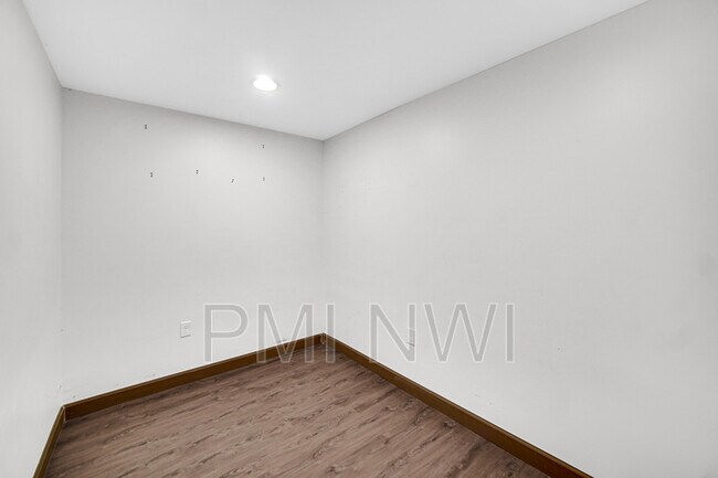 Building Photo - 314 S Jasper St