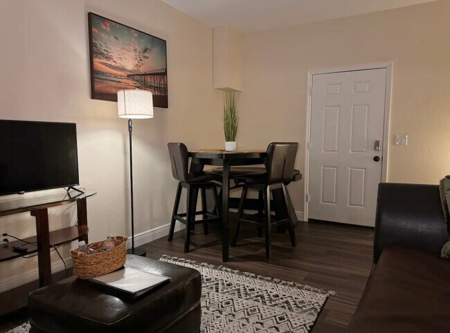 Building Photo - 1265 Aquarius Ave