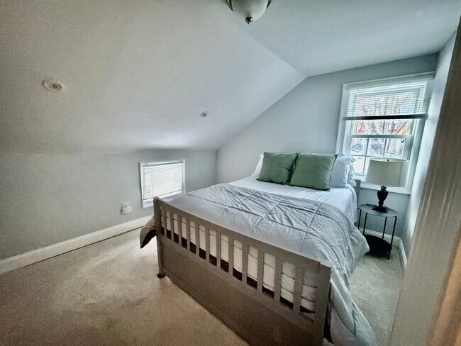 Building Photo - 247 Maple Ave