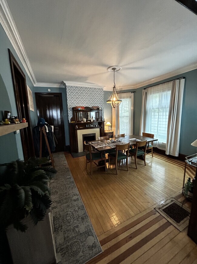 Building Photo - 1754 N Astor St