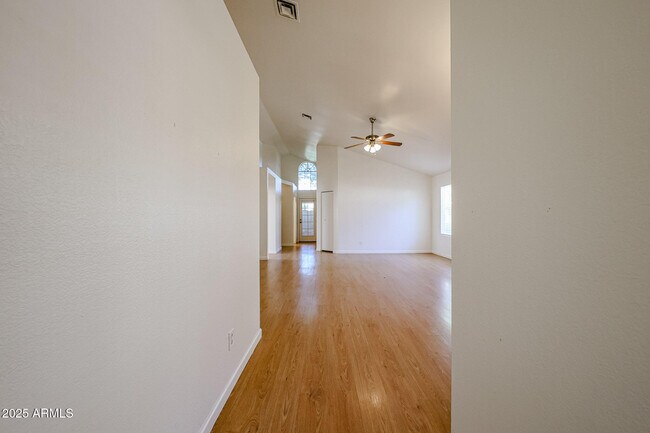 Building Photo - 214 S Rush Cir E