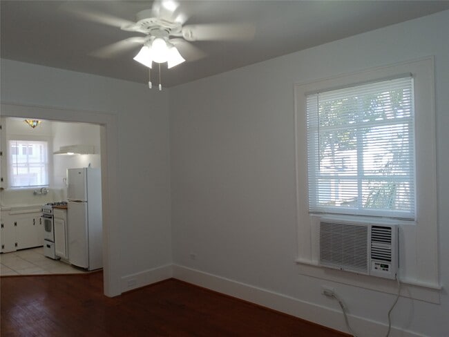 Building Photo - 2725 1/2 Bernardo De Galvez Ave