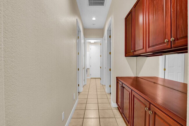 Building Photo - Single Story in Country Club Hills!