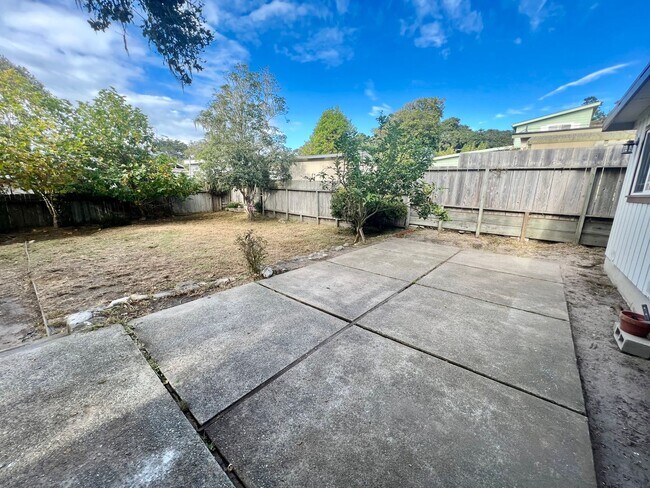 Building Photo - Single Family Home in Pacific Grove Neighb...